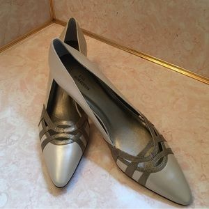 Sz 13 pumps new in box